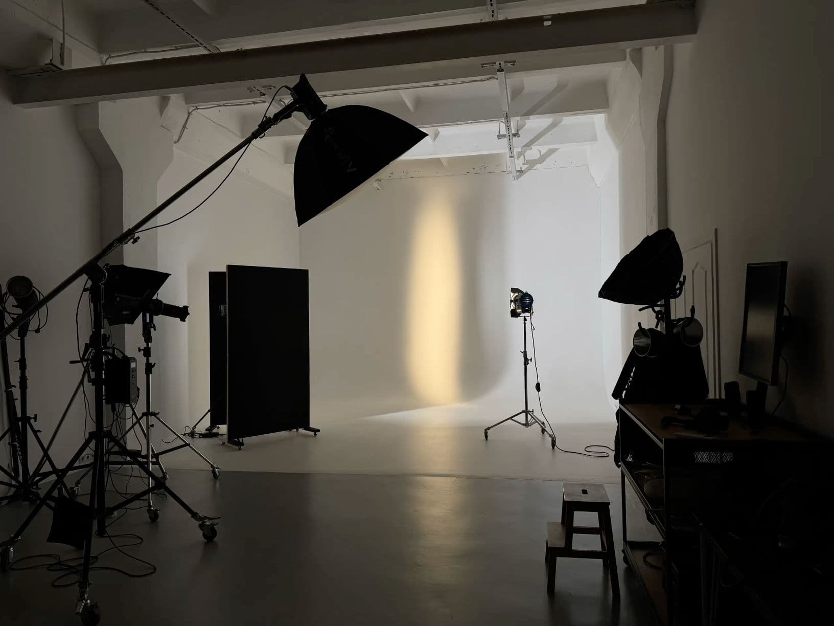AS IF fotostudio met belichtingsset en cyclorama